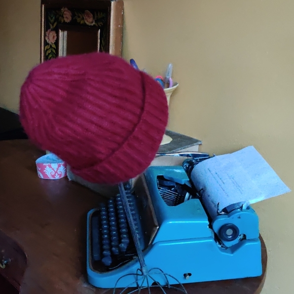 The Cashmere Beanie Steven Alan Burgundy Maroon - Picture 7 of 9